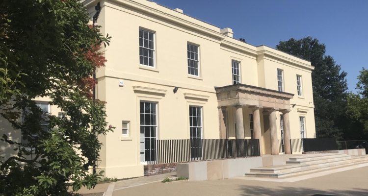 The Mansion House in the sunshine.